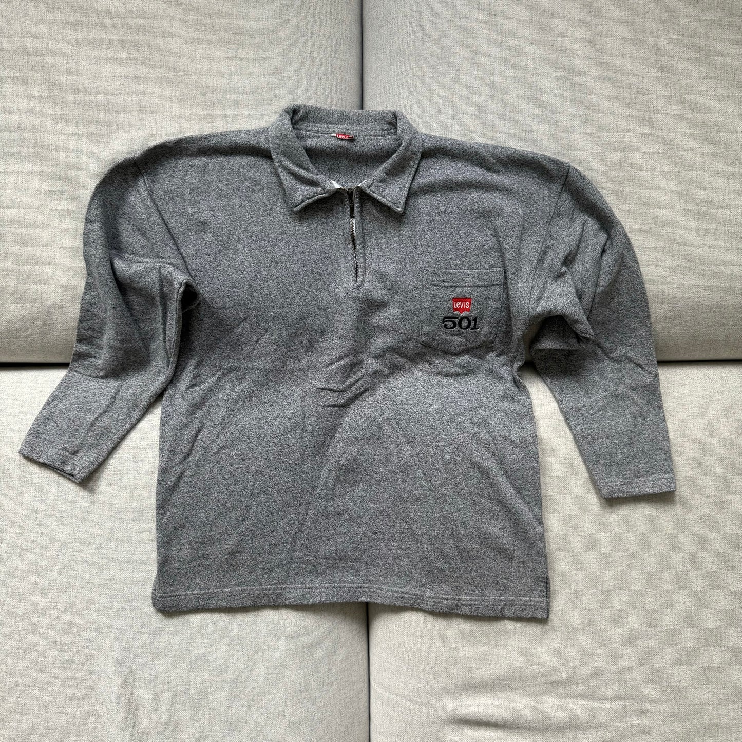 Levis sweater (M)