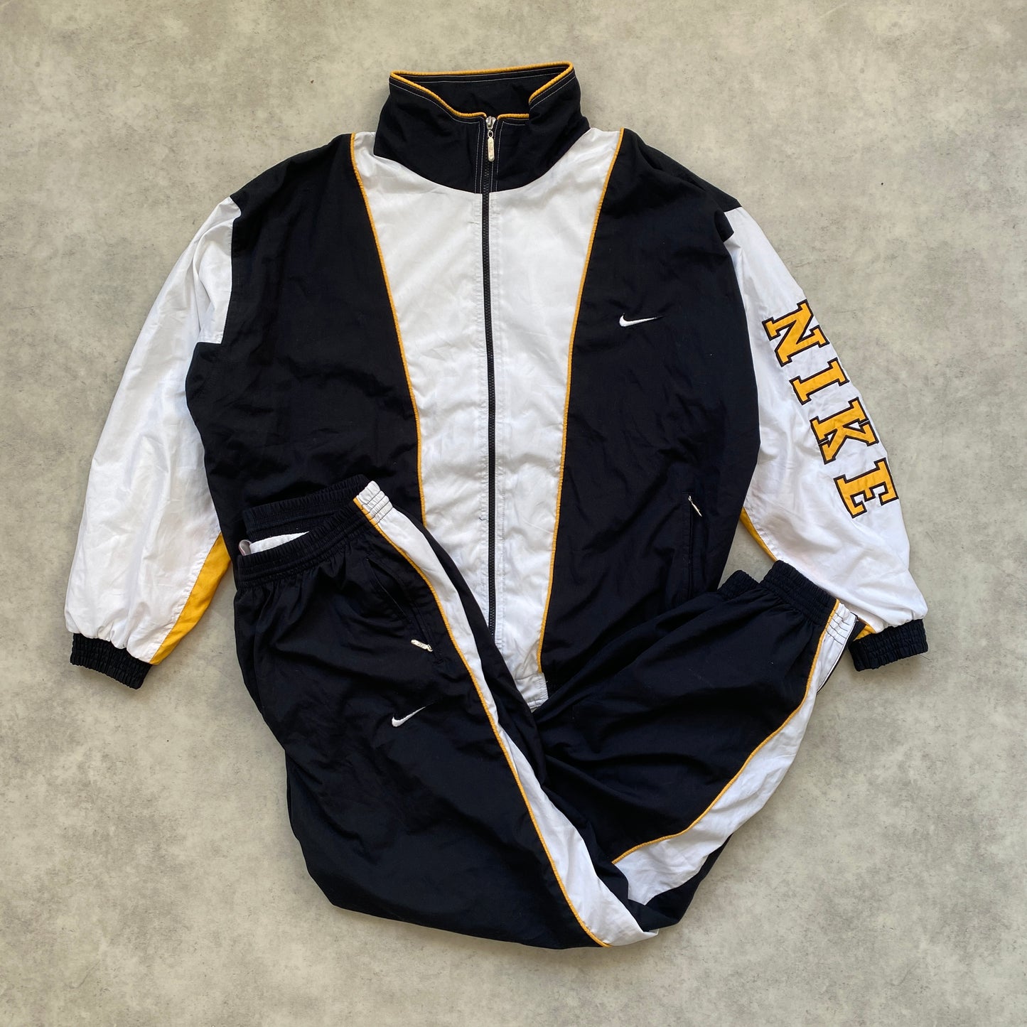 Nike RARE track suit (L-XL)