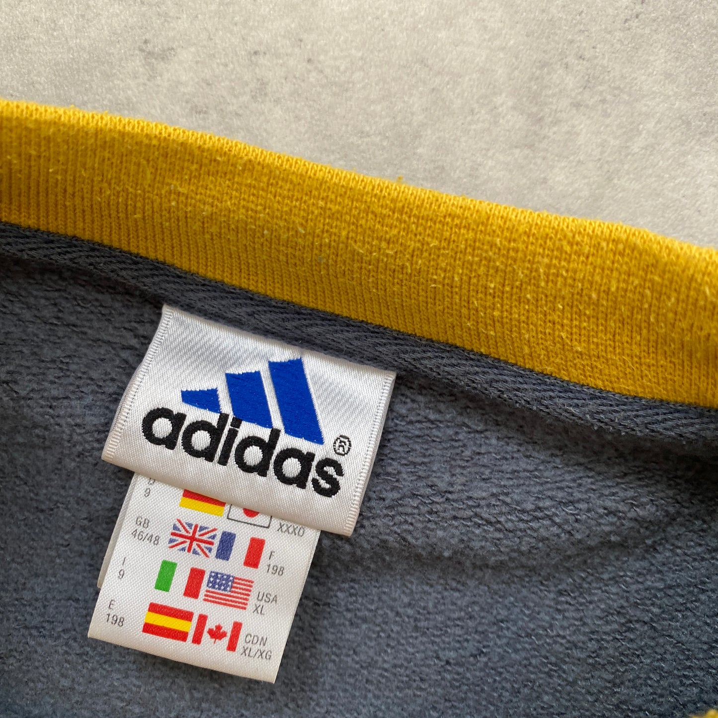 Adidas heavyweight sweater (XL)