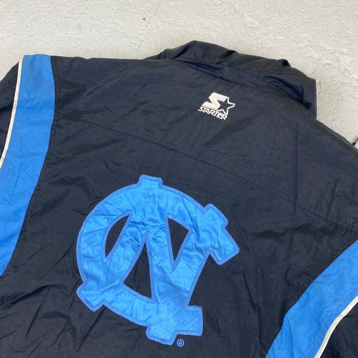 Starter RARE North Carolina heavyweight embroidered windbreaker (XL)