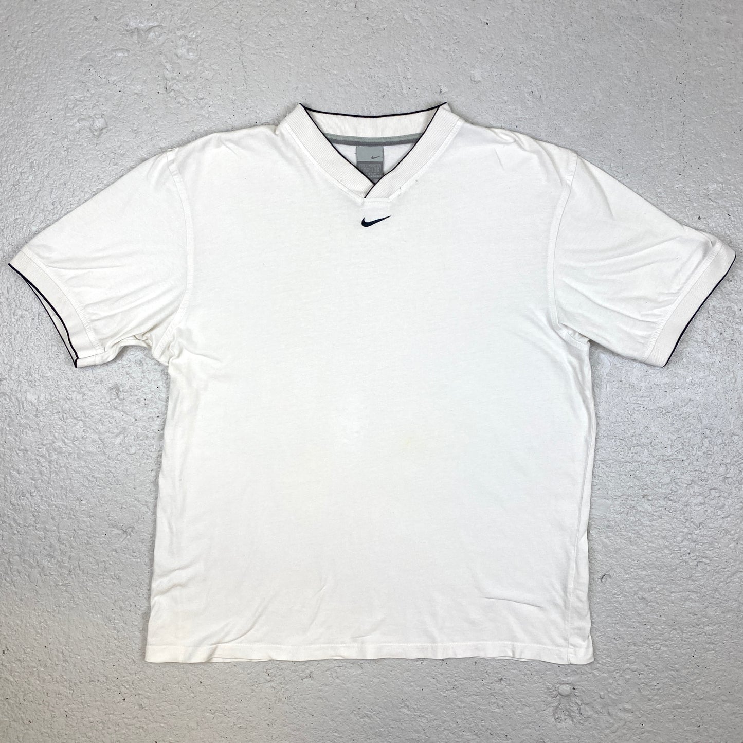 Nike embroidered center swoosh v-neck t-shirt (L)