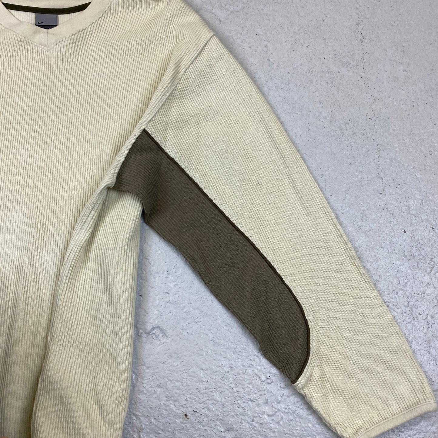 Nike RARE heavyweight v-neck sweater (M-L)
