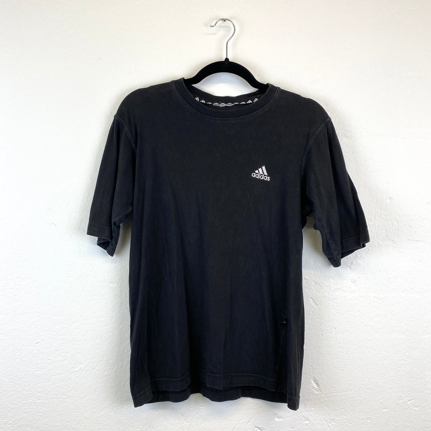Adidas heavyweight washed t-shirt (XS-S)