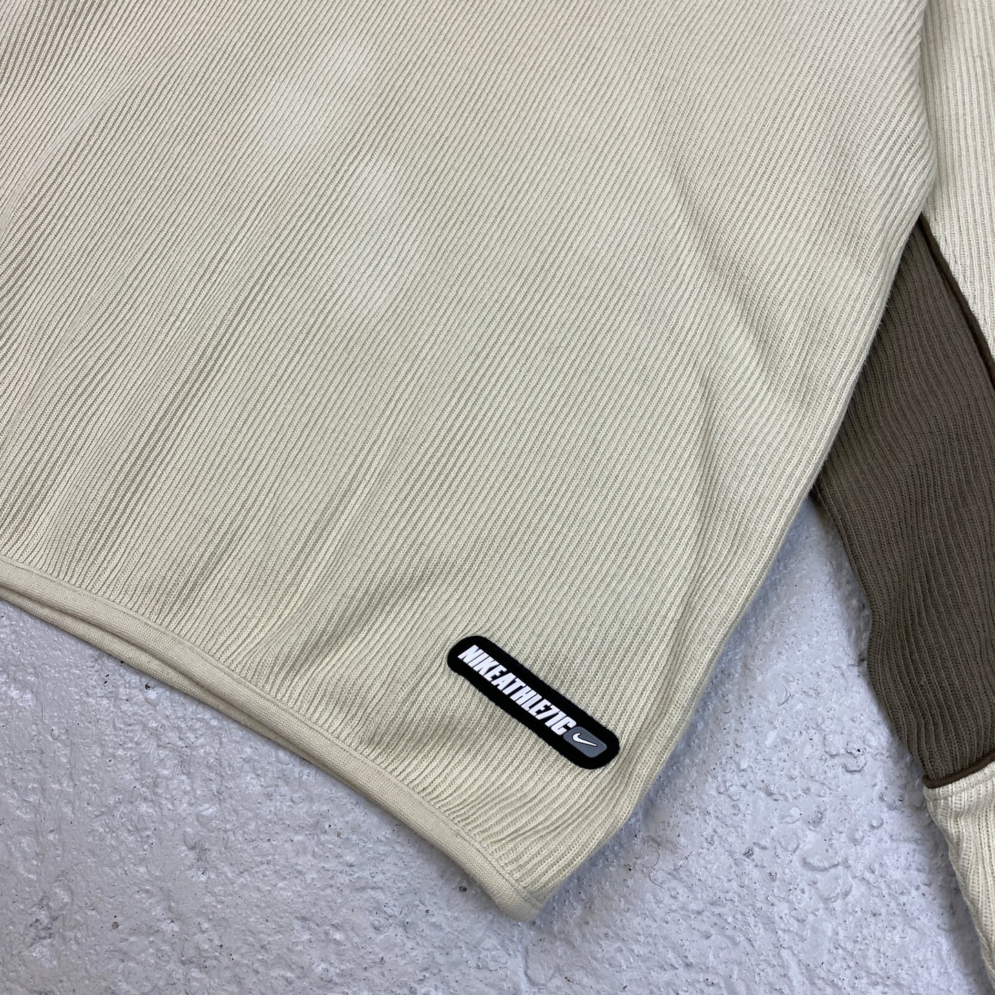 Nike RARE heavyweight v-neck sweater (M-L)