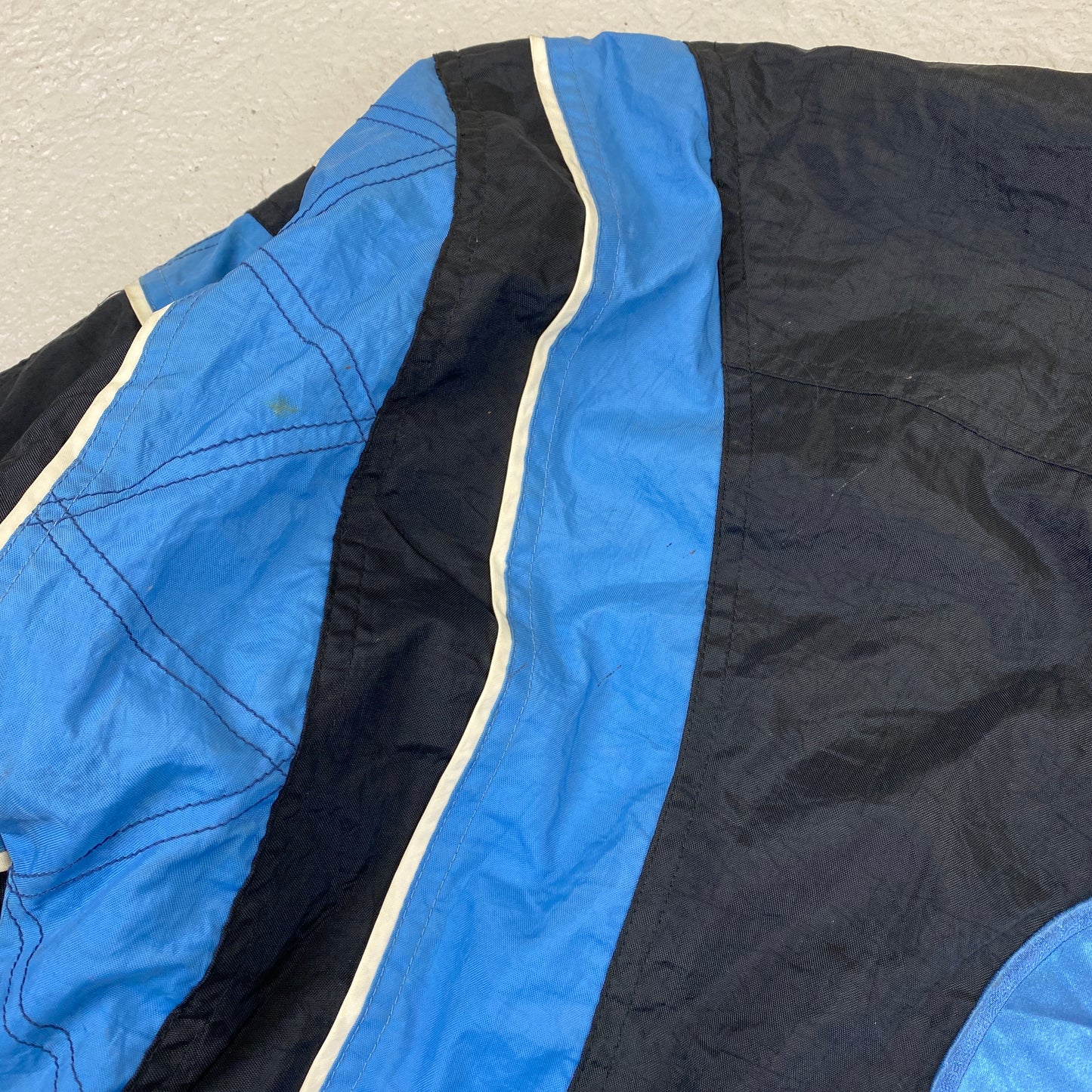 Starter RARE North Carolina heavyweight embroidered windbreaker (XL)