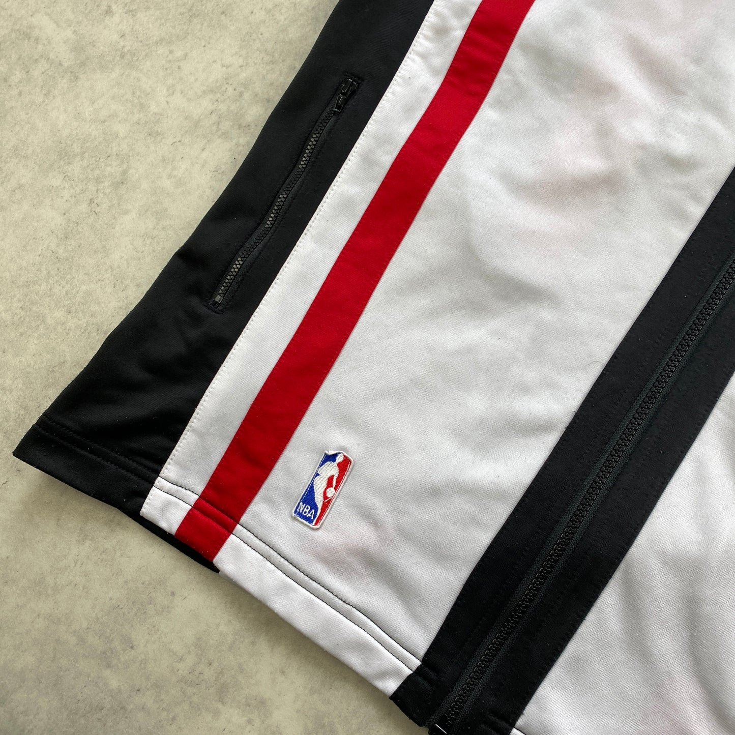 Champion Chicago Bulls RARE zip shirt (L-XL)