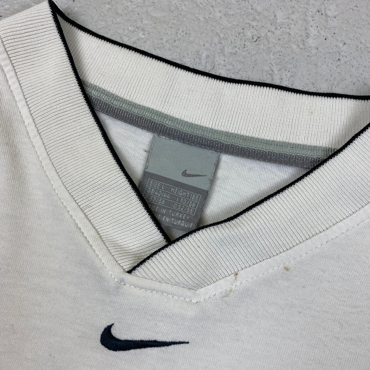 Nike embroidered center swoosh v-neck t-shirt (L)