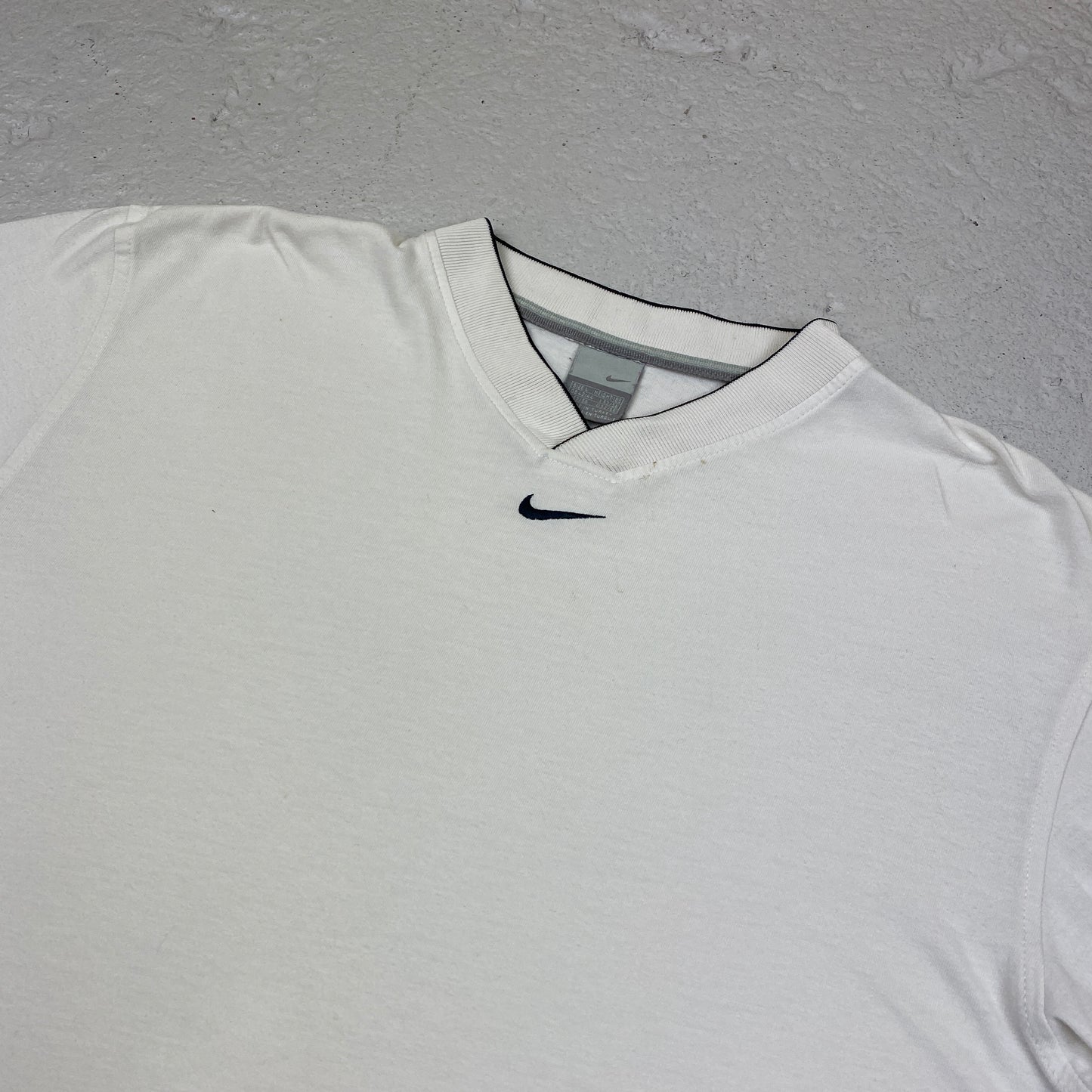 Nike embroidered center swoosh v-neck t-shirt (L)