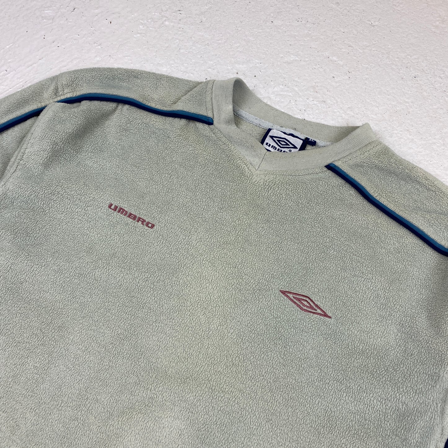 Umbro embroidered v-neck fleece embroidered sweater (L)